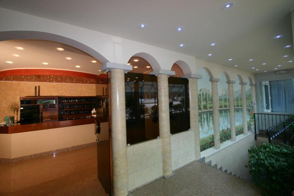 Hotel Castel Lodron Storo Buitenkant foto
